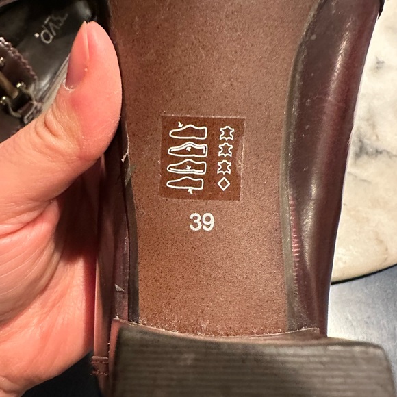 RSVP Burgundy Block Heel Copper Buckles Size 8/39 Great Condition Like New. - Picture 9 of 10